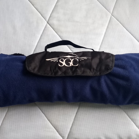 Toppers Stadium Roll-Up Blanket with Carrying Handle - Picture 1 of 2